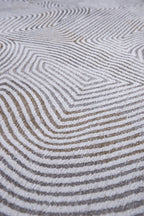Close-up van het dessin van het Louis de Poortere Meditation Coral 9228 Oyster White vloerkleed