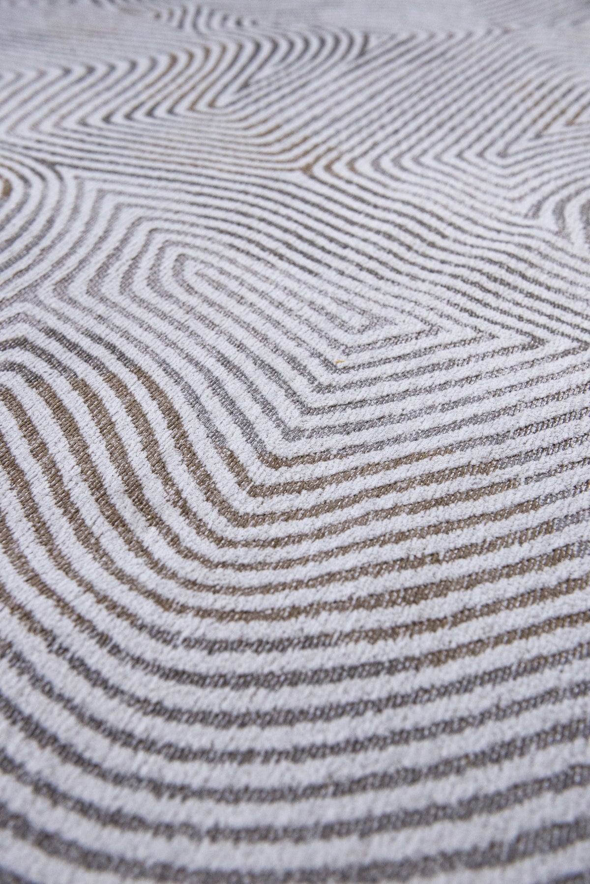 Close-up van het dessin van het Louis de Poortere Meditation Coral 9228 Oyster White vloerkleed
