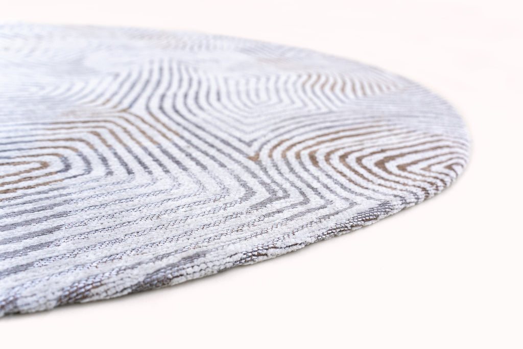 Zijaanzicht van het Louis de Poortere Meditation Coral 9228 Oyster White vloerkleed