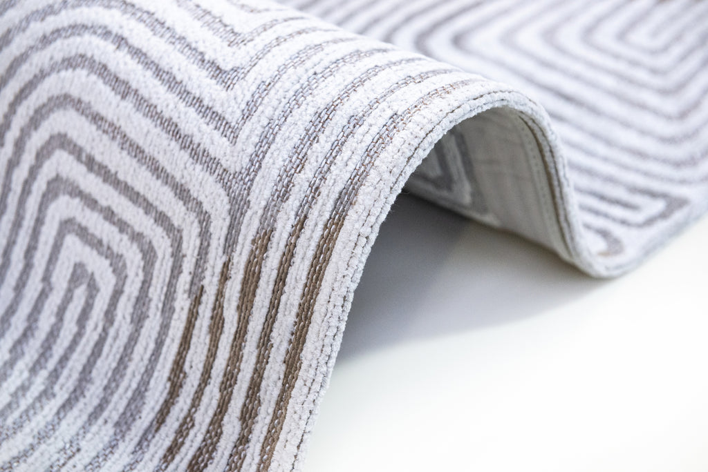Zijaanzicht van het Louis de Poortere Meditation Coral 9228 Oyster White vloerkleed
