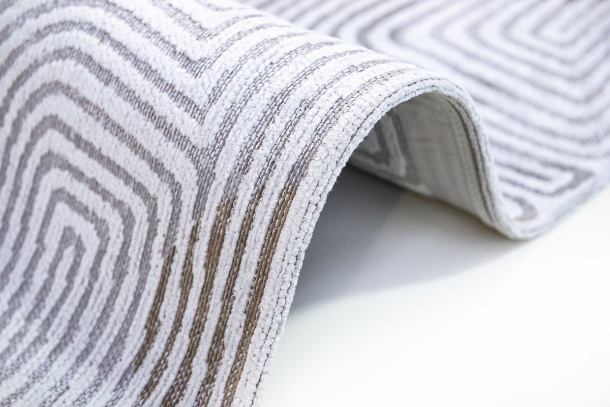 Zijaanzicht van het Louis de Poortere Meditation Coral 9228 Oyster White vloerkleed