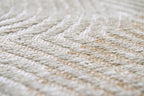 Close-up van het dessin van het Louis de Poortere Meditation Coral 9229 Shell Beige vloerkleed