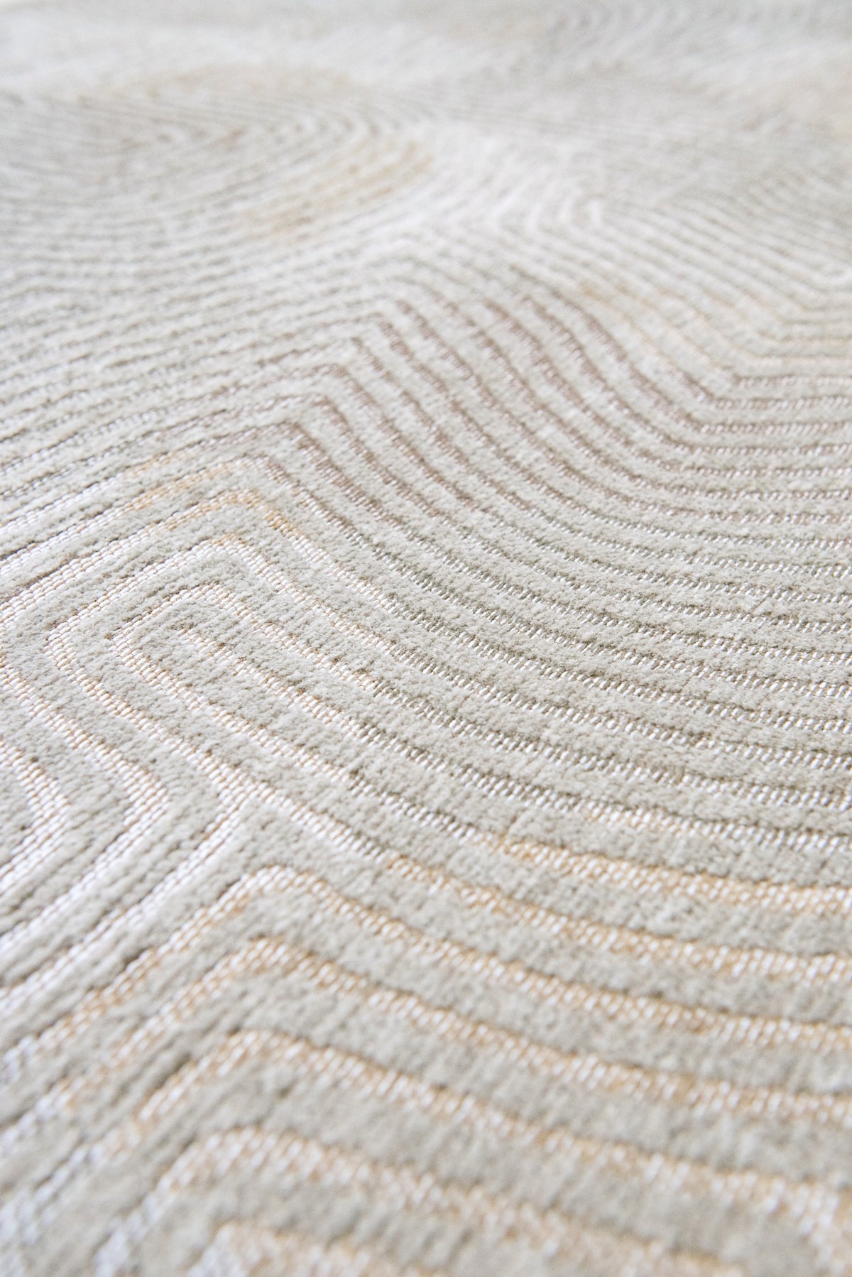 Close-up van het dessin van het Louis de Poortere Meditation Coral 9229 Shell Beige vloerkleed