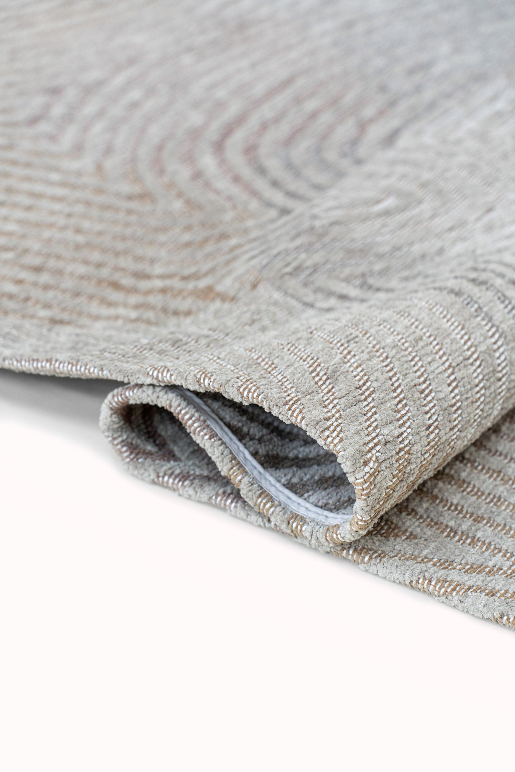 Louis de Poortere Meditation Coral 9229 Shell Beige vloerkleed met een plooi, dun en soepel