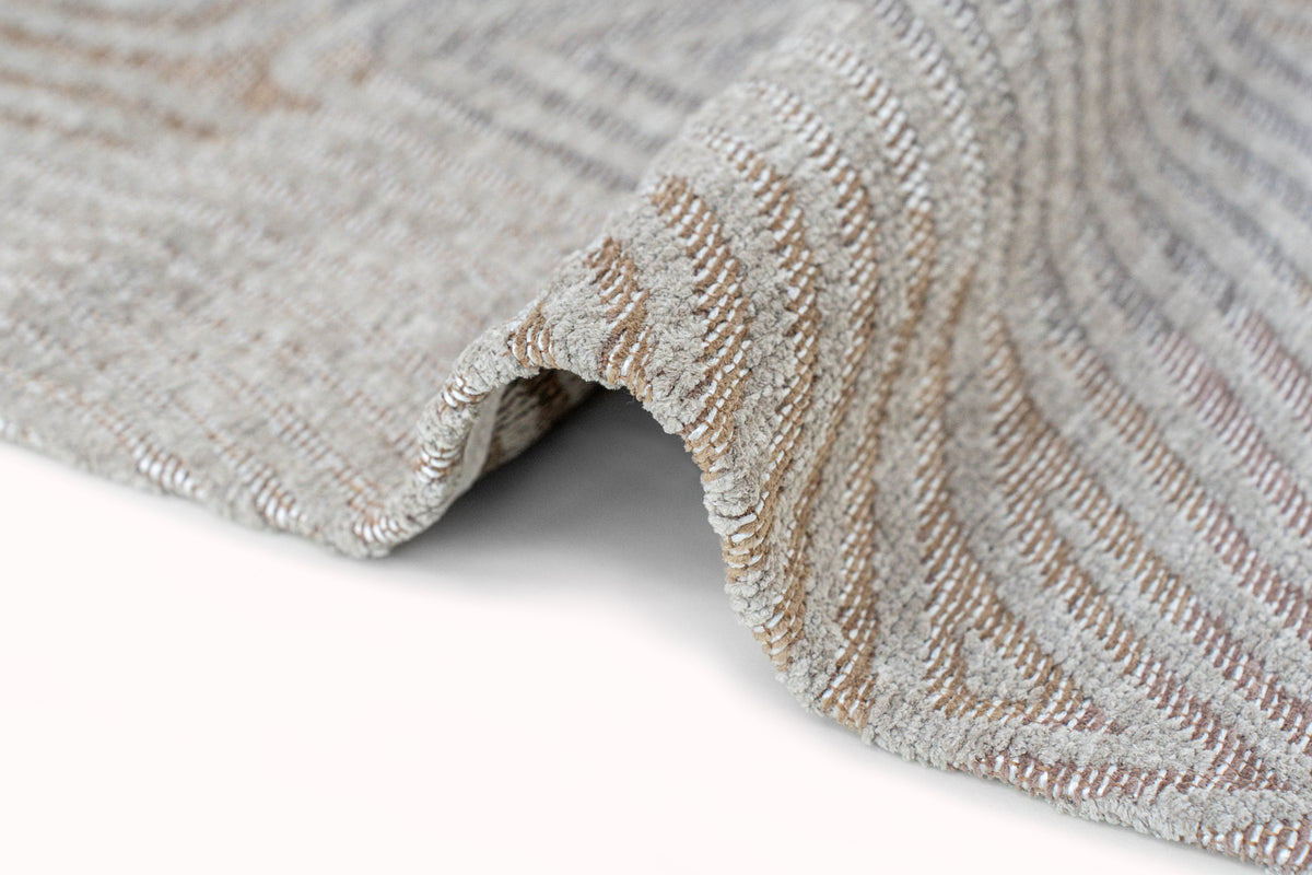 Louis de Poortere Meditation Coral 9229 Shell Beige vloerkleed met een plooi, dun en soepel