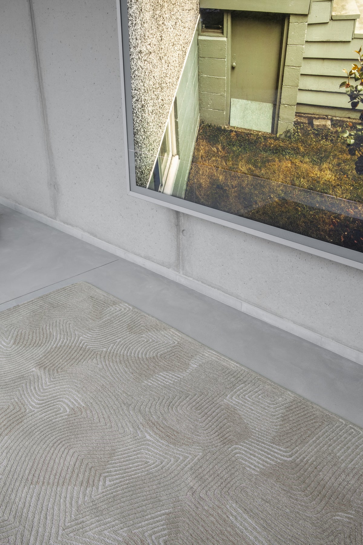 Louis de Poortere Meditation Coral 9229 Shell Beige vloerkleed in interieur