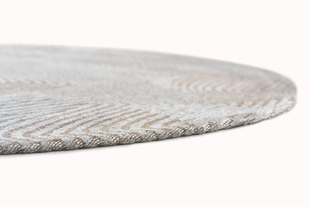 Zijaanzicht van het Louis de Poortere Meditation Coral 9229 Shell Beige vloerkleed