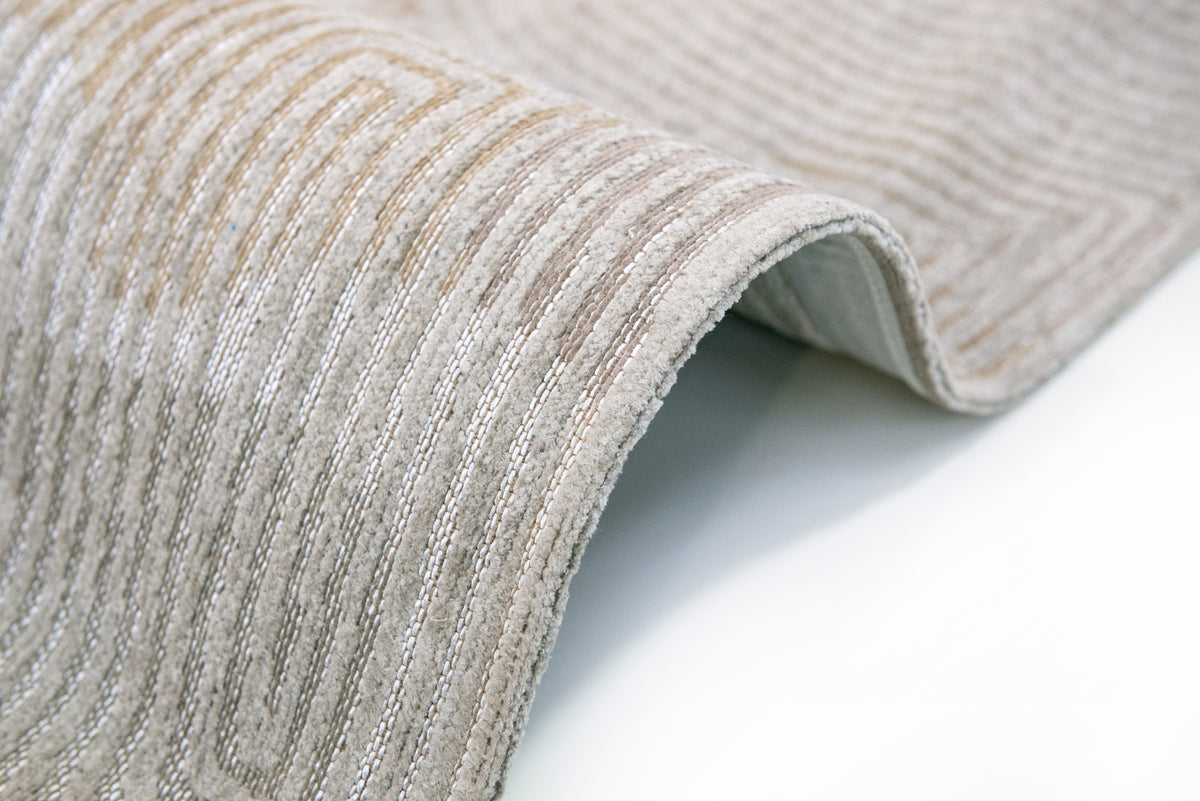 Zijaanzicht van het Louis de Poortere Meditation Coral 9229 Shell Beige vloerkleed