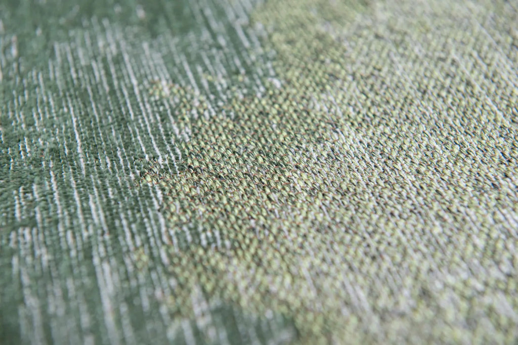 Close-up van het dessin van het Louis de Poortere Meditation Lagoon 9331 Palm Green vloerkleed