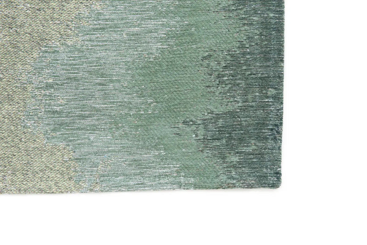 Zijaanzicht van het Louis de Poortere Meditation Lagoon 9331 Palm Green vloerkleed
