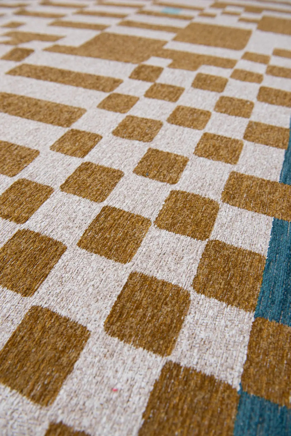 Close-up van het dessin van het Louis de Poortere Craft Chess 9338 Honey vloerkleed