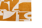 Zijaanzicht van het Louis de Poortere Craft Papercut 9367 Curry vloerkleed