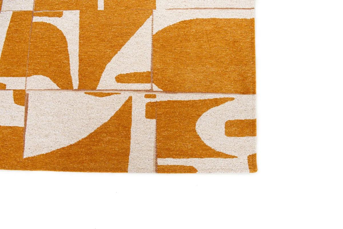 Zijaanzicht van het Louis de Poortere Craft Papercut 9367 Curry vloerkleed