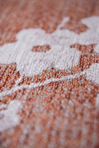 Close-up van het dessin van het Louis de Poortere Sakura 9371 Copper Pink vloerkleed