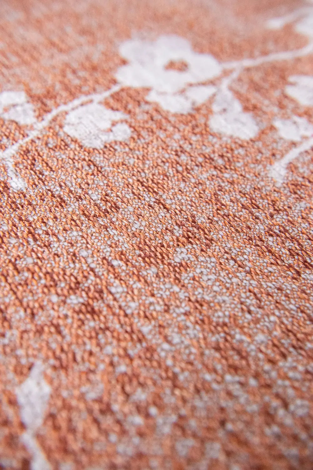 Close-up van het dessin van het Louis de Poortere Sakura 9371 Copper Pink vloerkleed