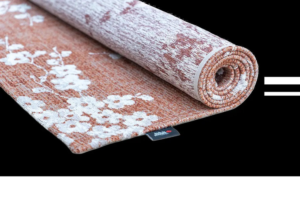 Louis de Poortere Sakura 9371 Copper Pink vloerkleed met een plooi, dun en soepel