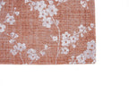 Zijaanzicht van het Louis de Poortere Sakura 9371 Copper Pink vloerkleed