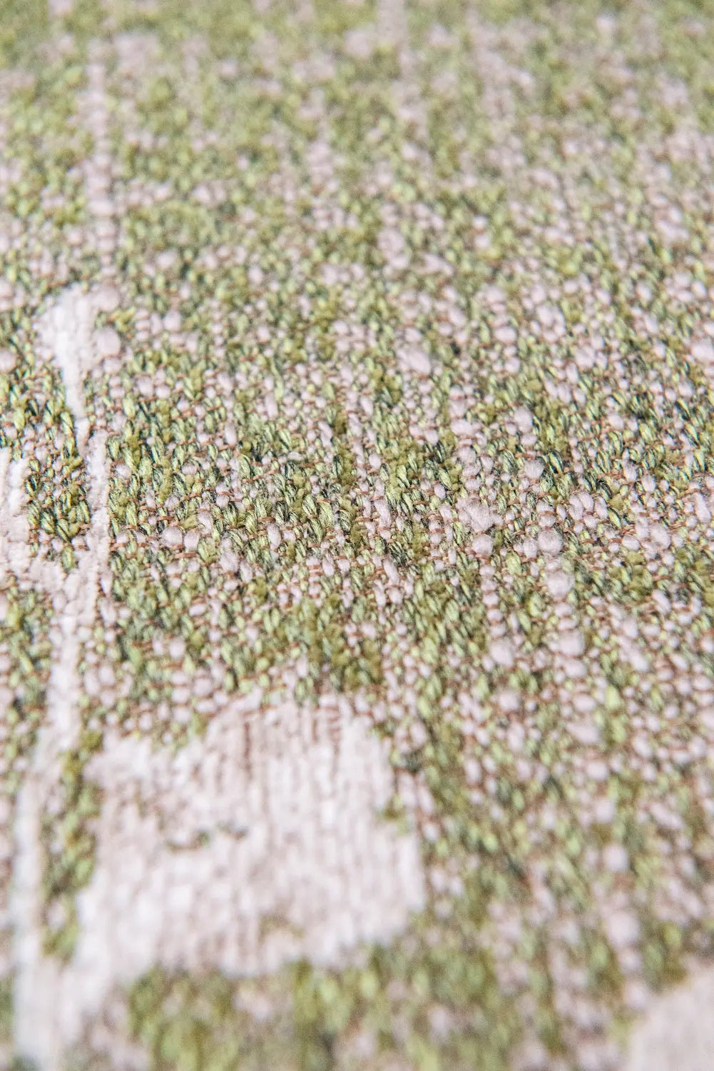 Close-up van het dessin van het Louis de Poortere Sakura 9372 Wet Garden vloerkleed