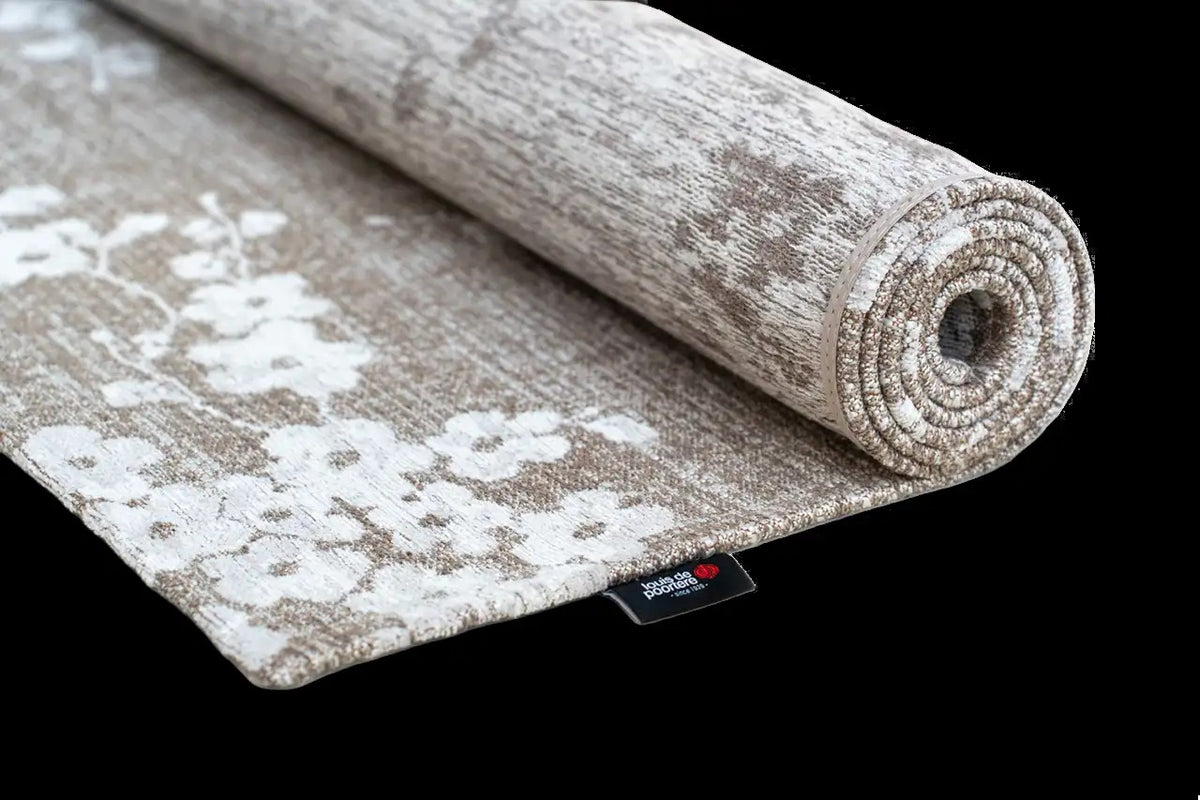 Louis de Poortere Sakura 9373 Morning Mist vloerkleed met een plooi, dun en soepel