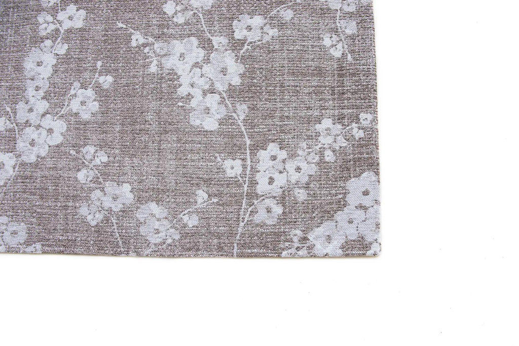 Zijaanzicht van het Louis de Poortere Sakura 9373 Morning Mist vloerkleed
