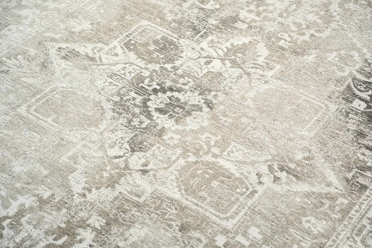Close-up van het dessin van het Louis de Poortere Antiquarian Tabriz 9647 Suede vloerkleed