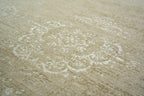 Close-up van het dessin van het Louis de Poortere Fading World Medallion 9672 Milk Curry vloerkleed