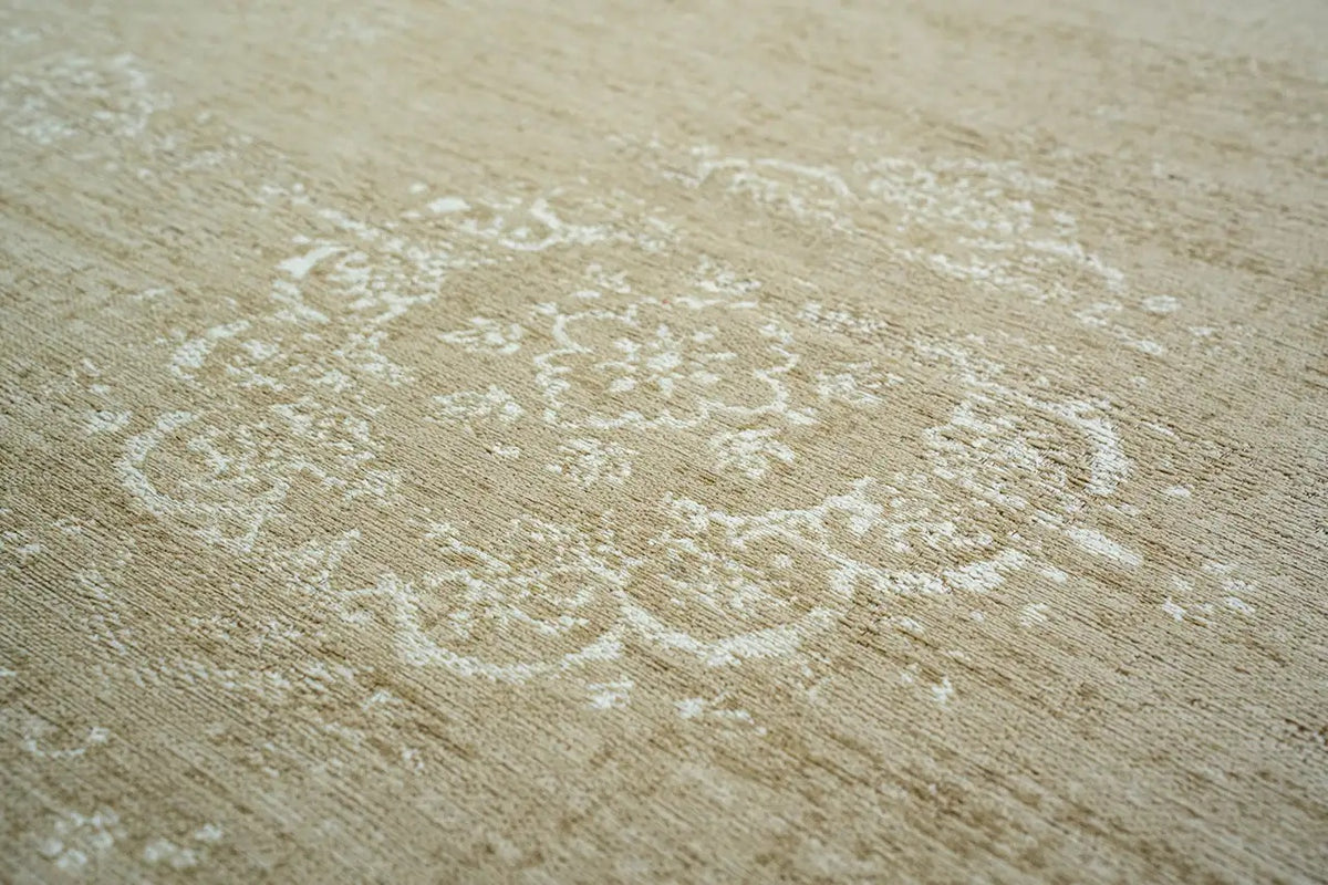 Close-up van het dessin van het Louis de Poortere Fading World Medallion 9672 Milk Curry vloerkleed