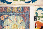 Close-up van het dessin van het Louis de Poortere Antiquarian Suzani 9728 Origine vloerkleed