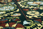 Close-up van het dessin van het Louis de Poortere Antiquarian Suzani 9729 Bavaria vloerkleed
