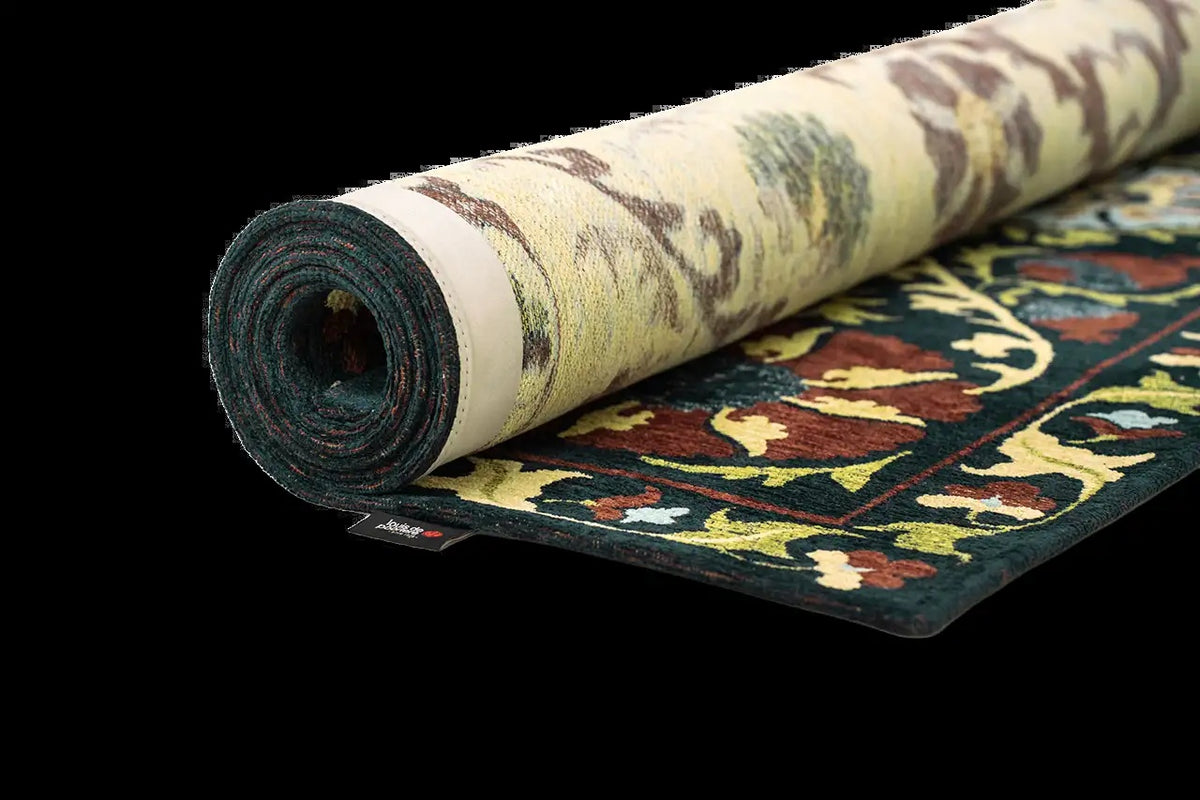 Louis de Poortere Antiquarian Suzani 9729 Bavaria vloerkleed met een plooi, dun en soepel