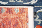 Close-up van het dessin van het Louis de Poortere Antiquarian Suzani 9730 Nordic vloerkleed