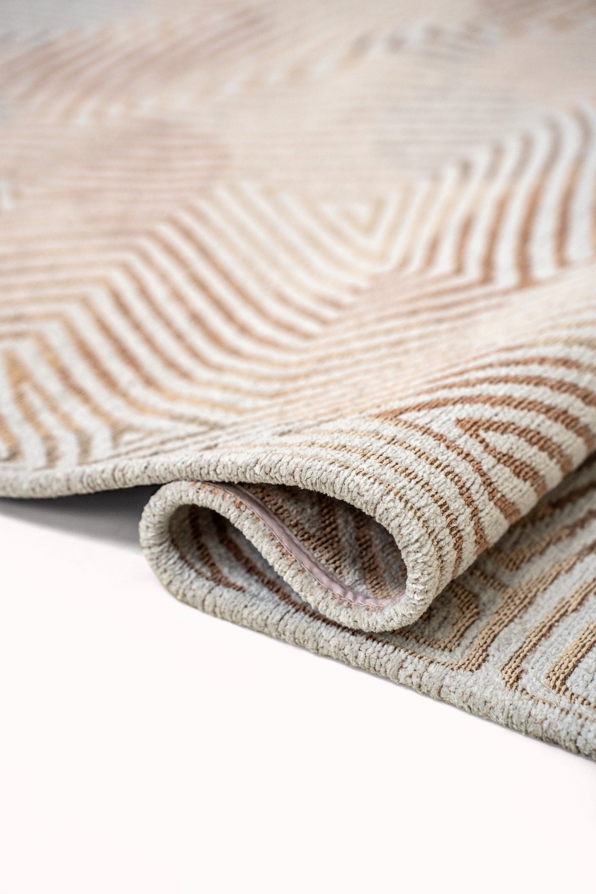 Louis de Poortere Meditation Coral 9800 Indian Sand vloerkleed met een plooi, dun en soepel