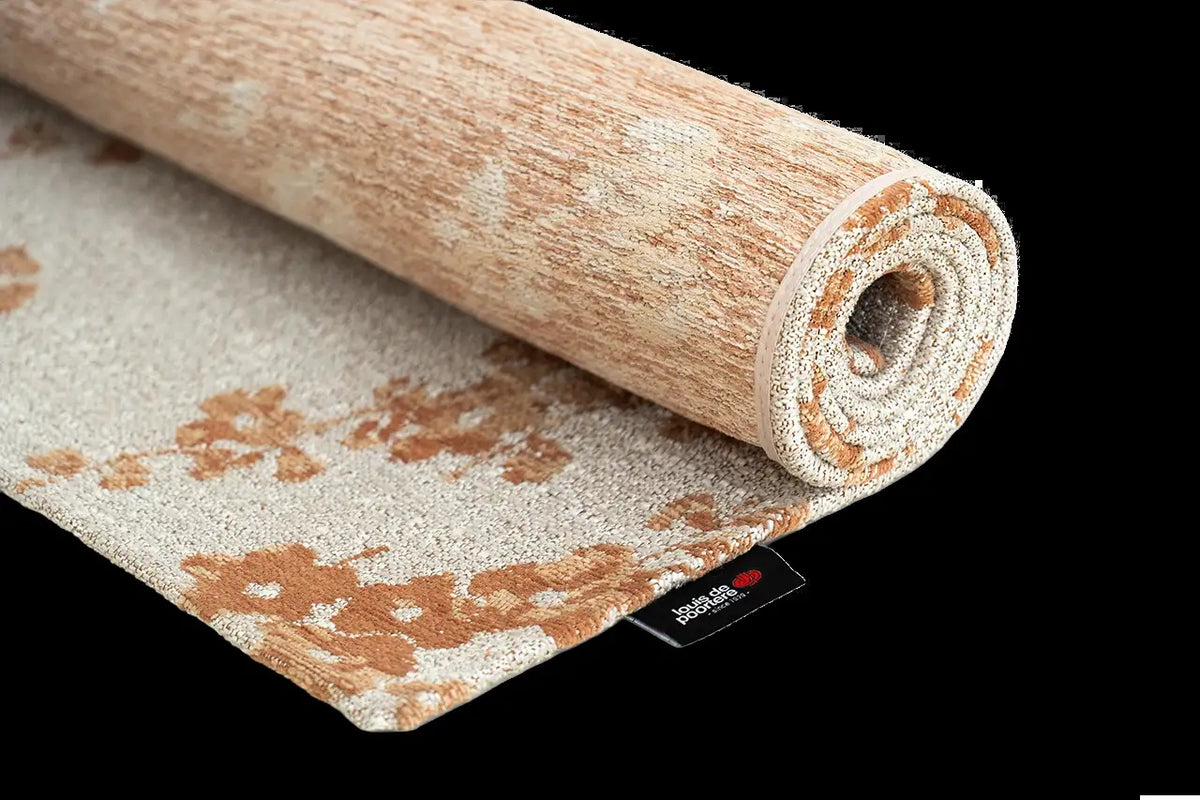 Louis de Poortere Sakura 9834 Petal Dew vloerkleed met een plooi, dun en soepel