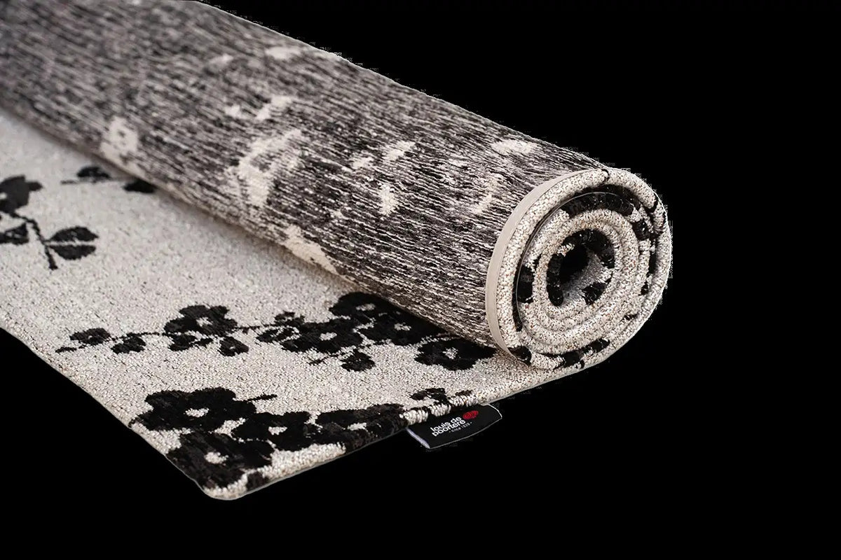 Louis de Poortere Sakura 9835 Night Snow vloerkleed met een plooi, dun en soepel