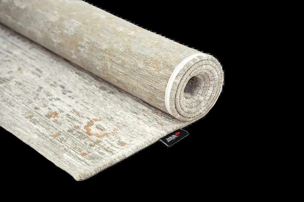 Louis de Poortere Antiquarian Ushak 9837 Yenikapi Light vloerkleed met een plooi, dun en soepel