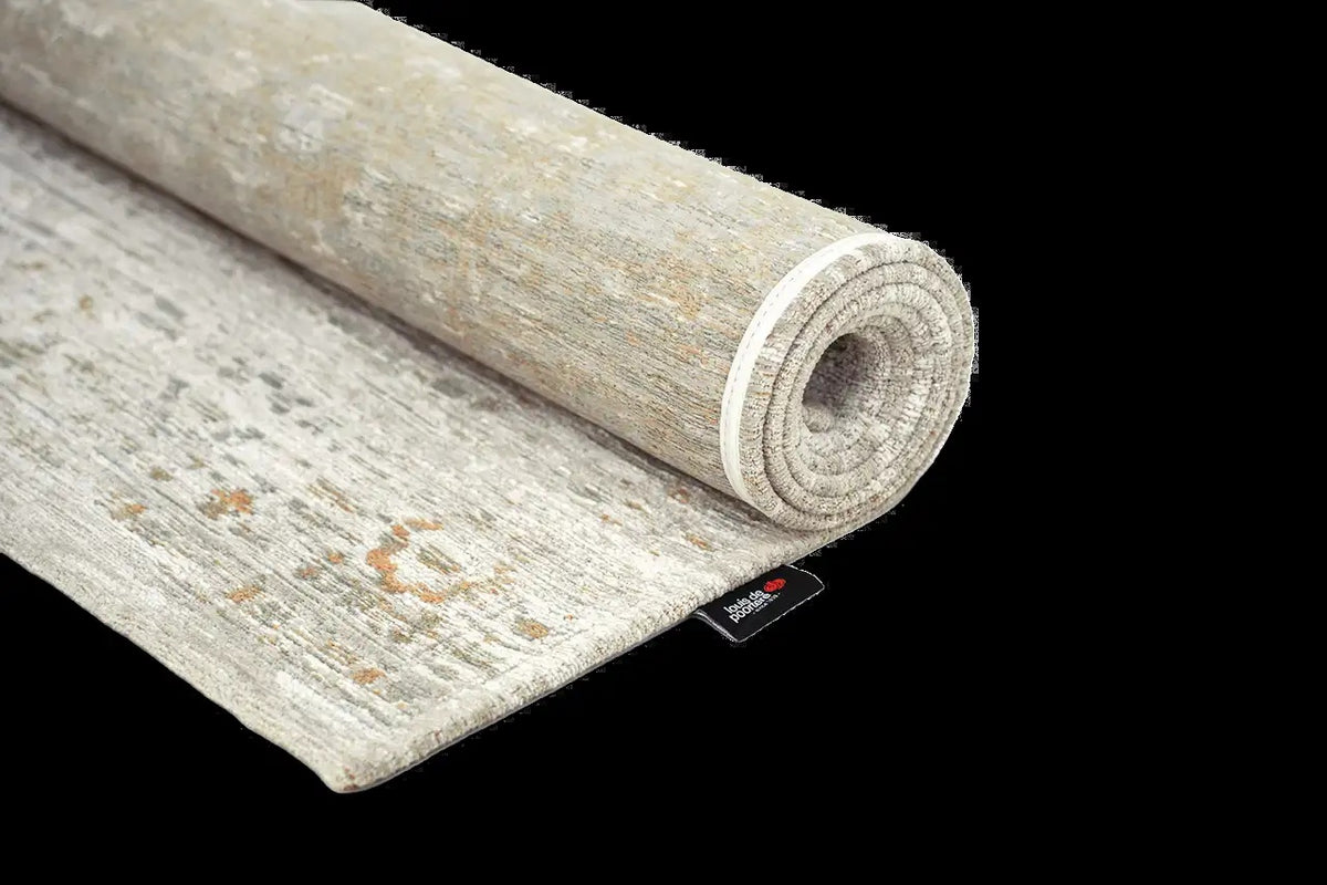 Louis de Poortere Antiquarian Ushak 9837 Yenikapi Light vloerkleed met een plooi, dun en soepel