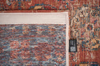Close-up van het dessin van het Louis de Poortere Antiquarian Kasak 9841 Aksou vloerkleed