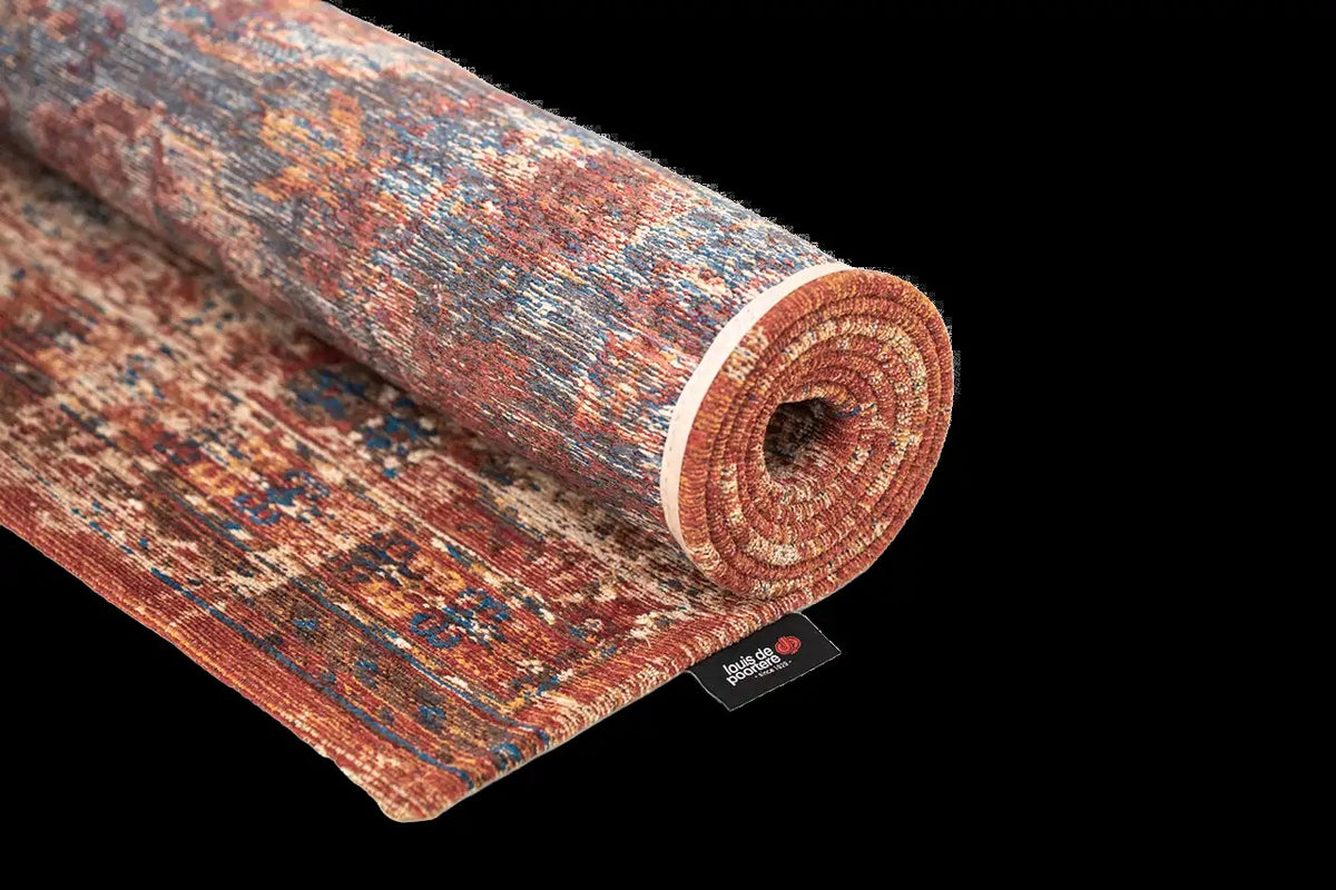 Louis de Poortere Antiquarian Kasak 9841 Aksou vloerkleed met een plooi, dun en soepel