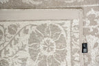 Close-up van het dessin van het Louis de Poortere Antiquarian Suzani 9846 Boree vloerkleed