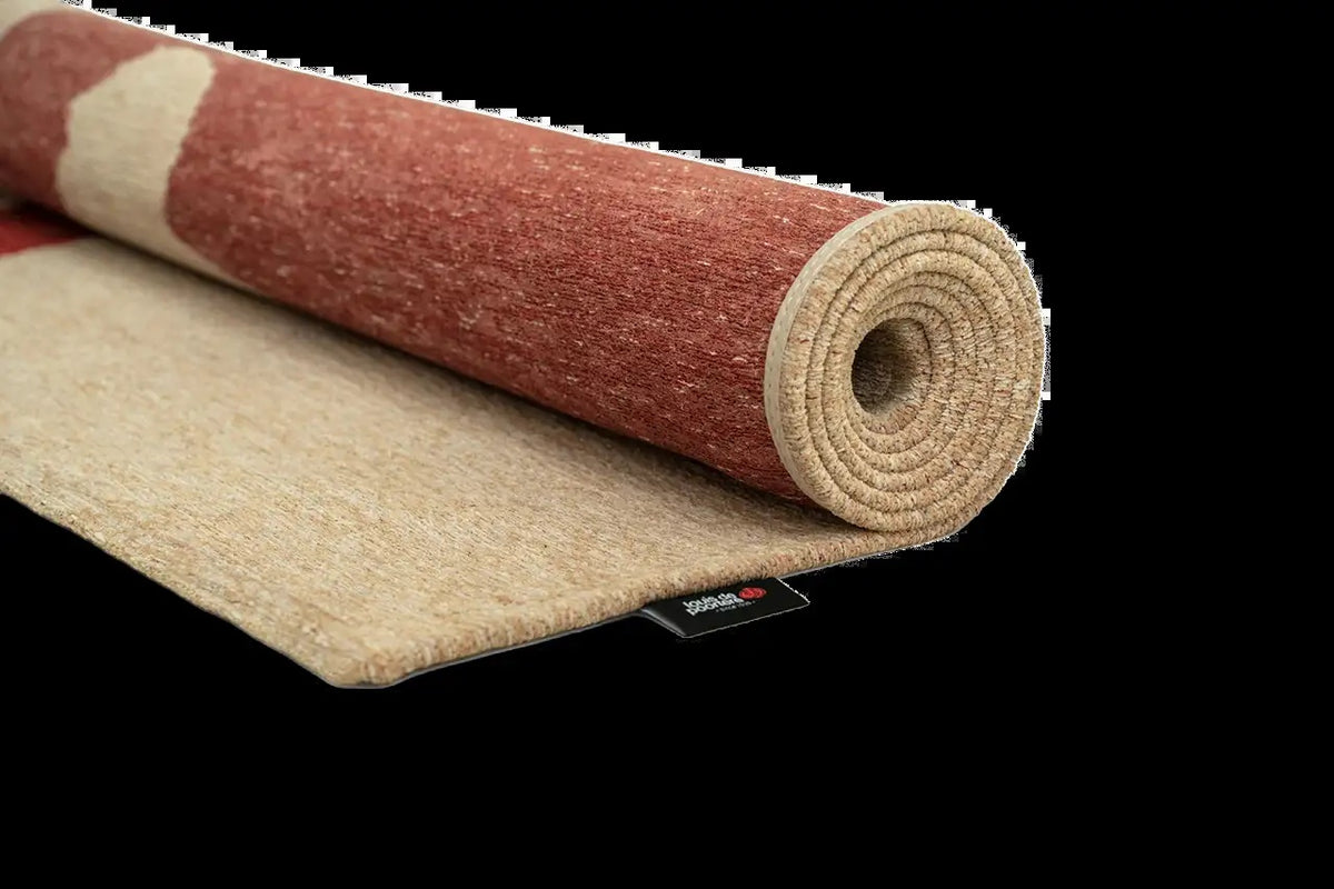 Louis de Poortere Craft Ribbon 9847 Imperial Red vloerkleed met een plooi, dun en soepel