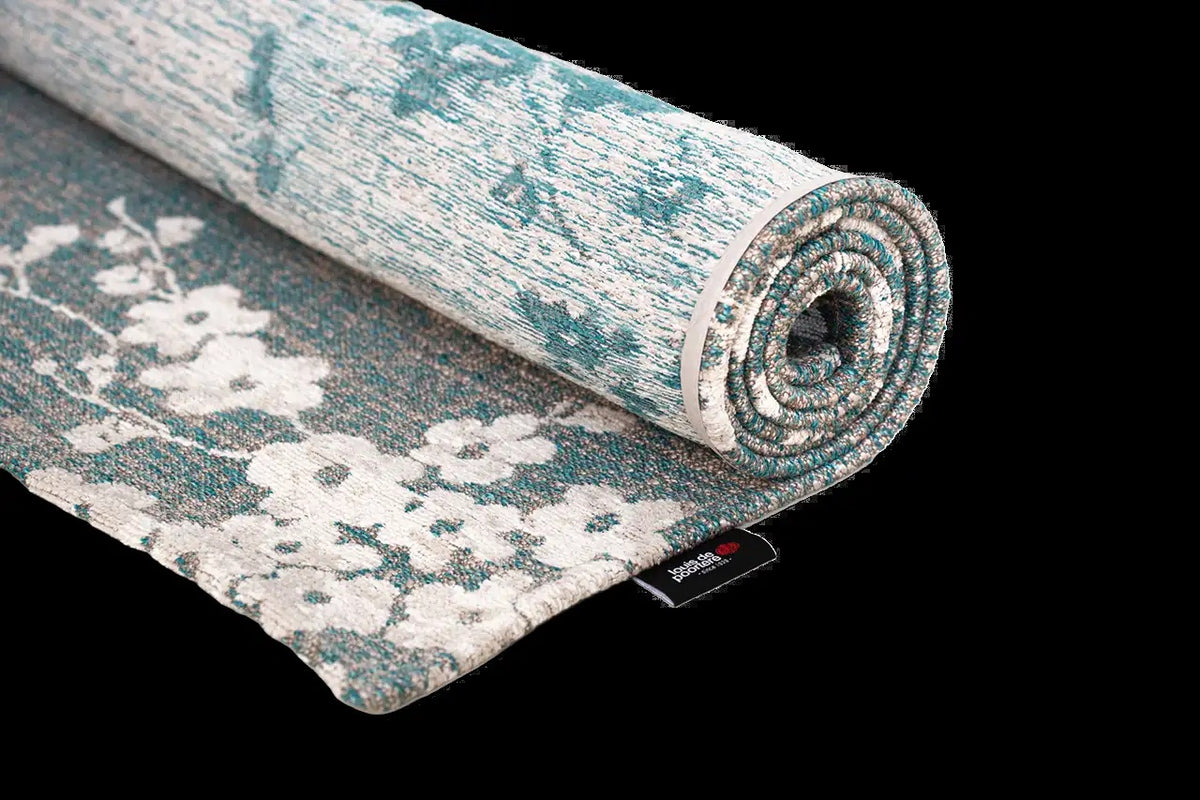 Louis de Poortere Sakura 9850 Lake Blue vloerkleed met een plooi, dun en soepel