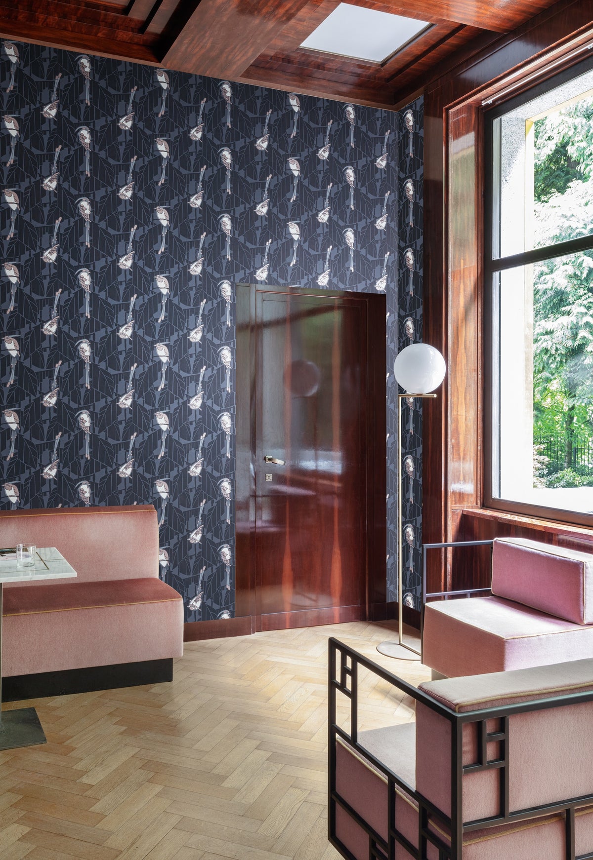 Masureel behang Kardinal Woodrose in interieur