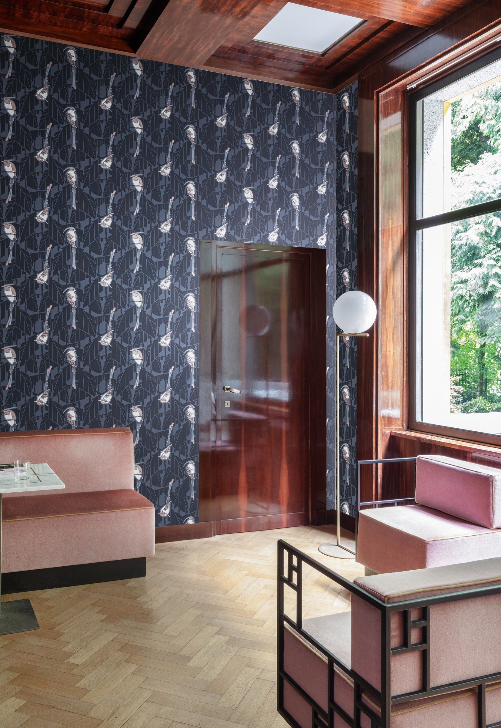 Masureel behang Kardinal Woodrose in interieur