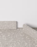 Moduleo LayRed Kleine Plint 46944 Bolzano geplaatst langs de muur op de bijpassende PVC vloer