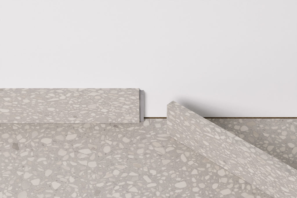 Moduleo LayRed Kleine Plint 46944 Bolzano geplaatst langs de muur op de bijpassende PVC vloer (volledig beeld)
