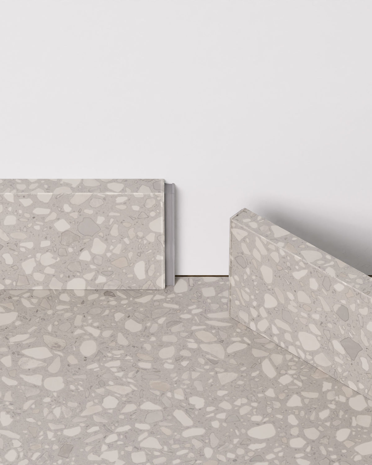 Moduleo LayRed Medium Plint 46944 Bolzano geplaatst langs de muur op de bijpassende PVC vloer