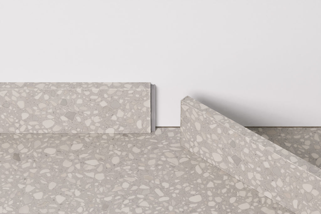 Moduleo LayRed Medium Plint 46944 Bolzano geplaatst langs de muur op de bijpassende PVC vloer (volledig beeld)