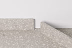 Moduleo LayRed Medium Plint 46944 Bolzano geplaatst langs de muur op de bijpassende PVC vloer (volledig beeld)