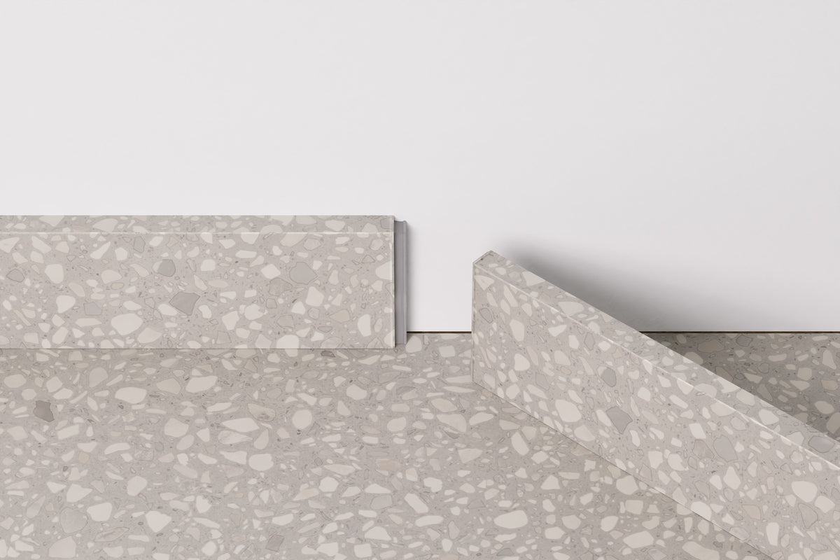 Moduleo LayRed Medium Plint 46944 Bolzano geplaatst langs de muur op de bijpassende PVC vloer (volledig beeld)