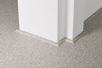 Moduleo LayRed Plakplint 46944 Bolzano langs de muur en rond een deurkozijn op de bijpassende PVC vloer (volledig beeld)